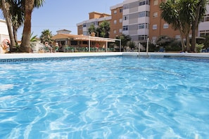 Piscine extérieure, chaises longues