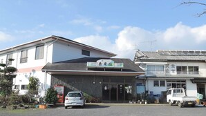 Un edificio con un letrero que dice 'Japanese Cuisine'.