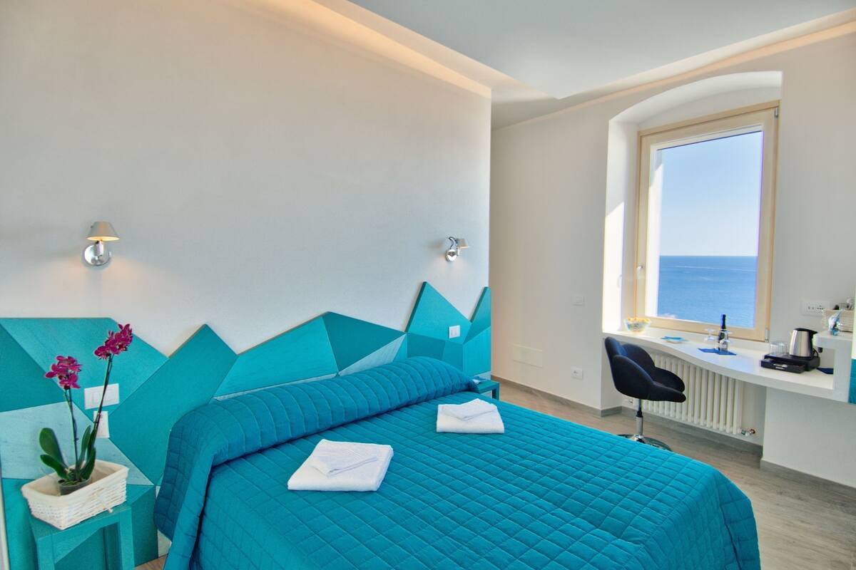 Chambre Double | Articles gratuits dans le mini-bar, bureau, rideaux occultants