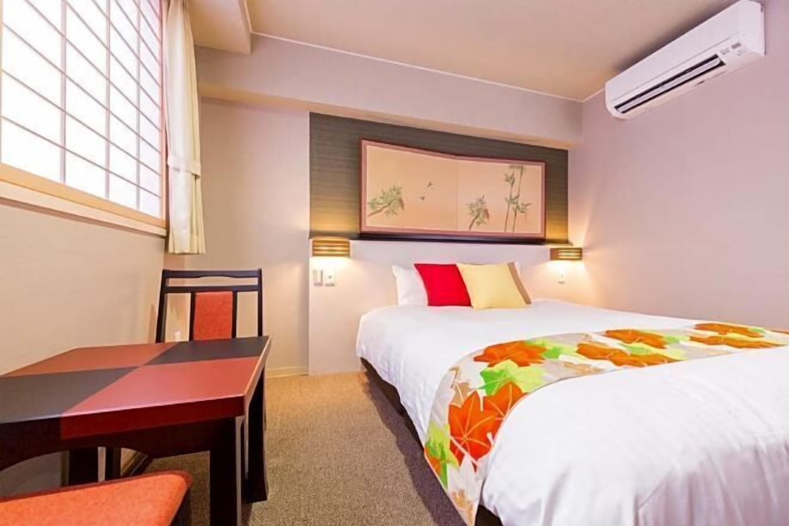 Premium bedding, down comforters, in-room safe, blackout drapes