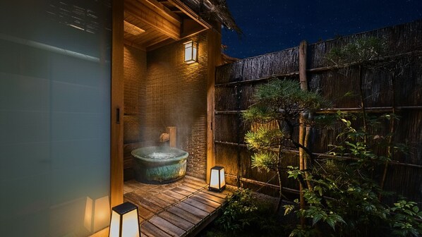 Japanese-style Villa | Bathroom | Combined shower/bathtub, free toiletries, hair dryer, slippers