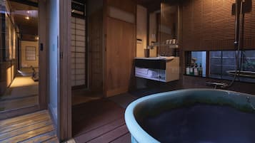 Vila (Entire House Rental w Open Air Bath) | Roupas de cama premium, edredons de pluma, cofres nos quartos