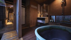 Vila em estilo japonês | Banheiro | Chuveiro/banheira combinados, produtos de toalete grátis