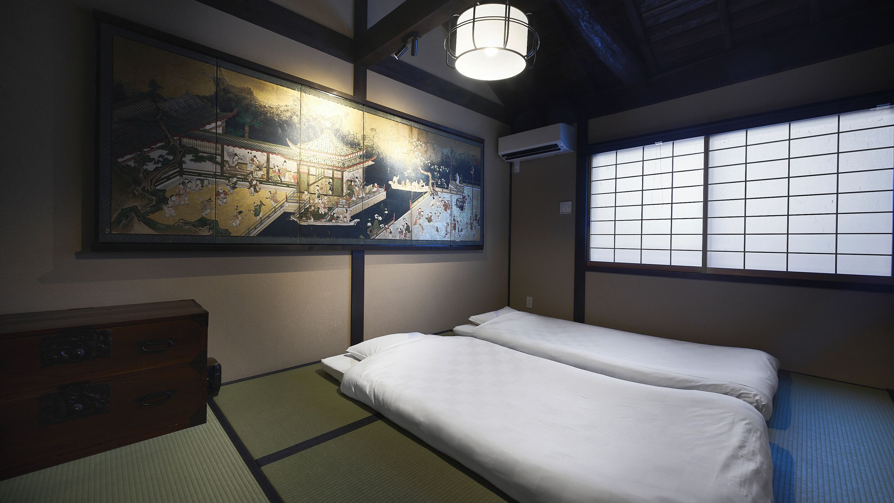 Vila em estilo japonês | Roupas de cama premium, edredons de pluma, cofres nos quartos