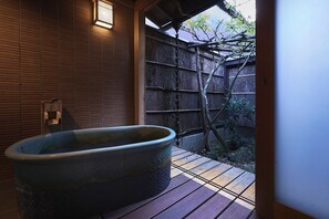 Biệt thự kiểu Nhật | Bộ đồ giường cao cấp, chăn bông, két bảo mật tại phòng 