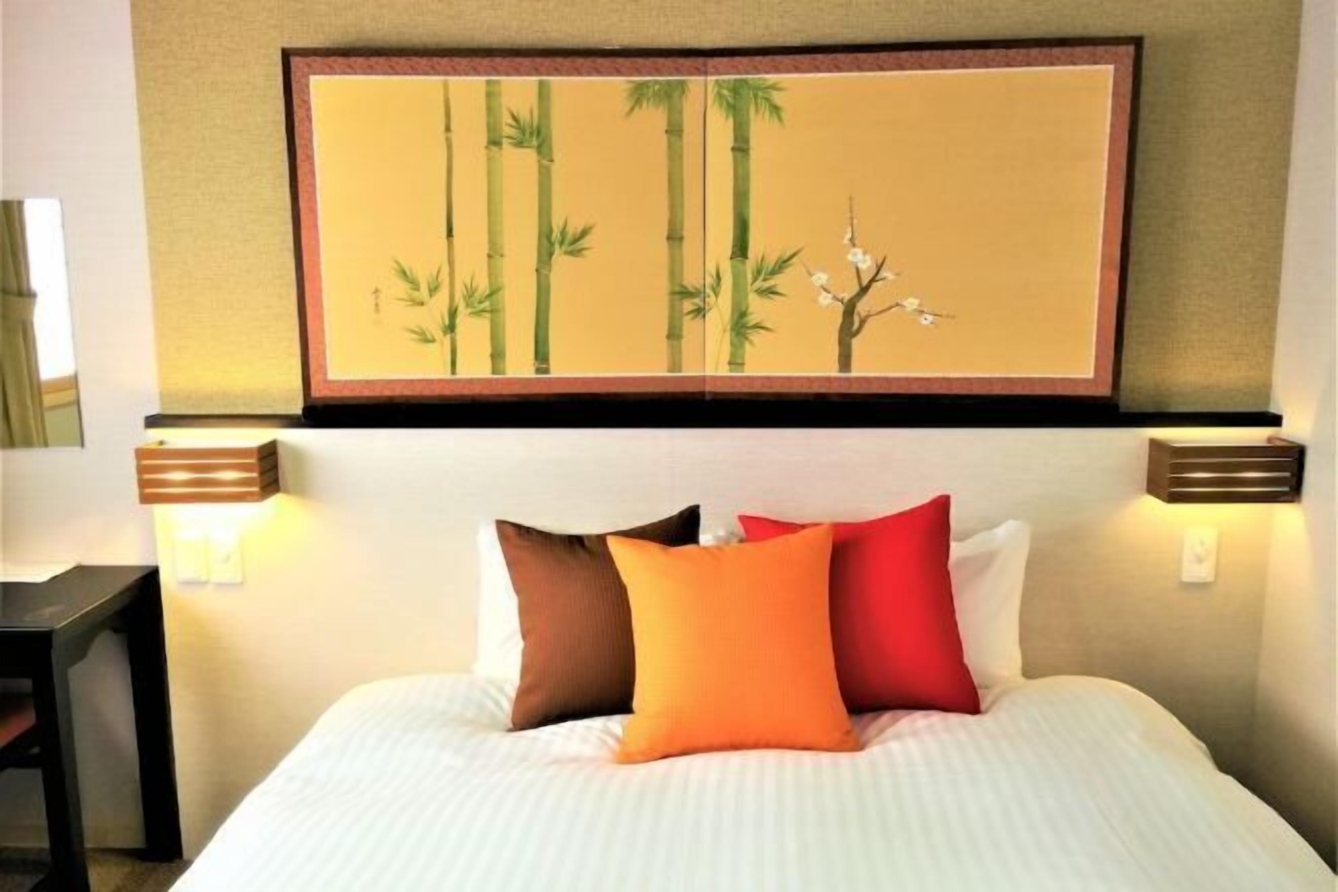 Premium bedding, down comforters, in-room safe, blackout drapes