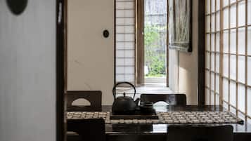Vila (Entire House Rental w Open Air Bath) | Roupas de cama premium, edredons de pluma, cofres nos quartos