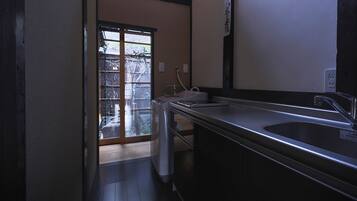Villa de estilo japonés | Ropa de cama de alta calidad, edredones de plumas, caja fuerte