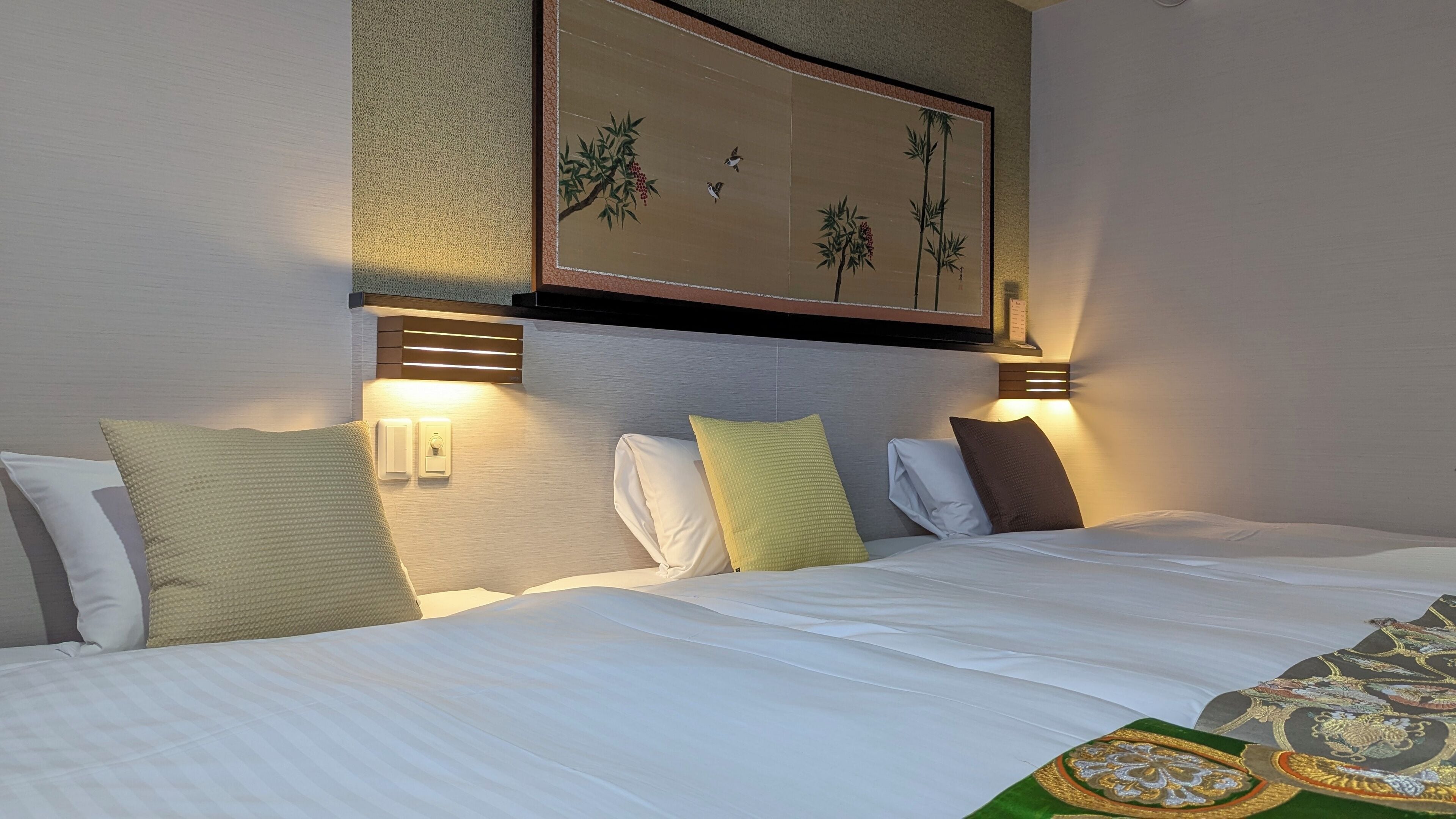 Quarto triplo standard | Roupas de cama premium, edredons de pluma, cofres nos quartos