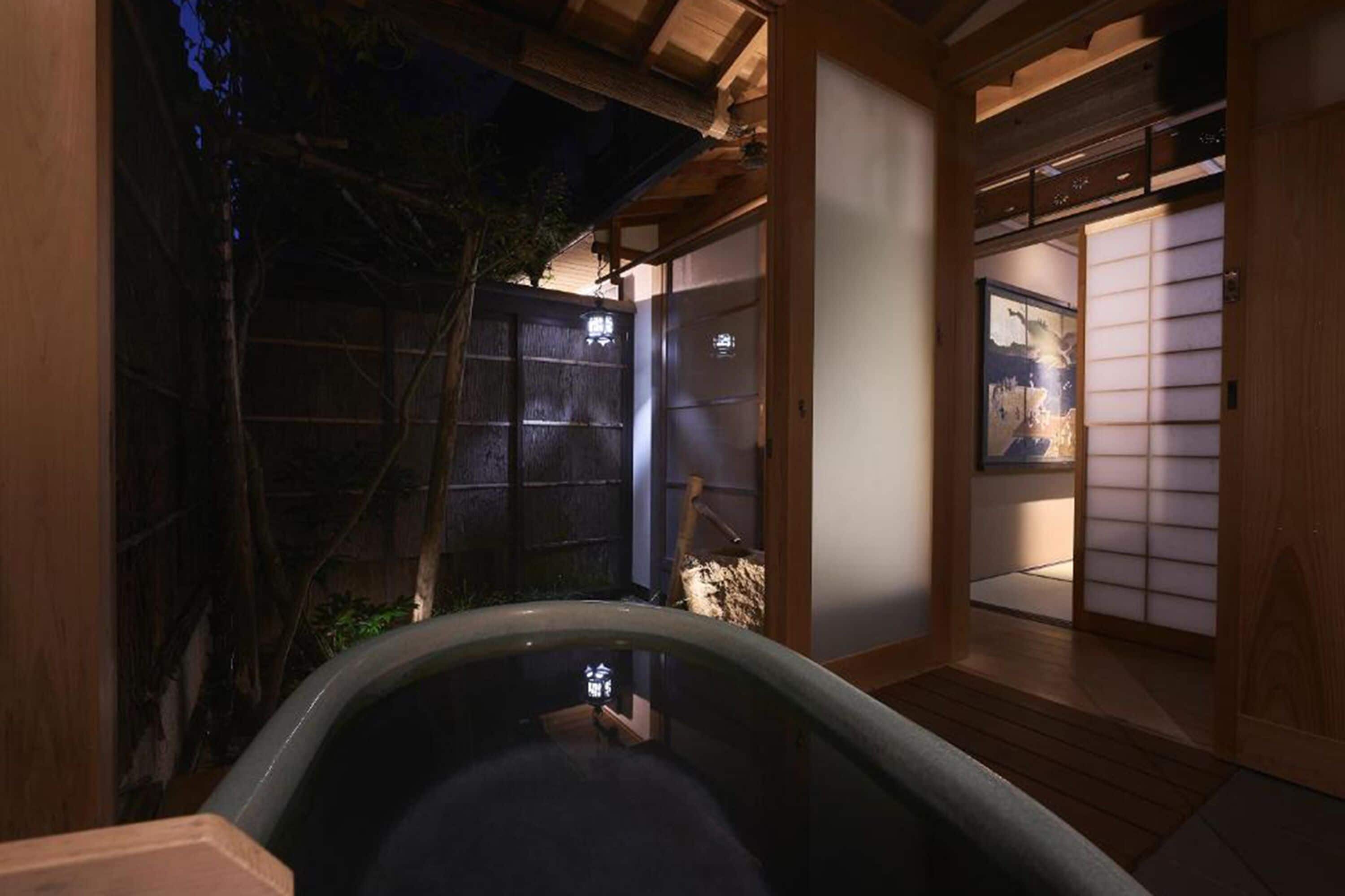 Vila (Entire House Rental w Open Air Bath) | Roupas de cama premium, edredons de pluma, cofres nos quartos