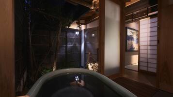 Vila (Entire House Rental w Open Air Bath) | Roupas de cama premium, edredons de pluma, cofres nos quartos
