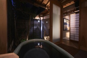 Vila (Entire House Rental w Open Air Bath) | Roupas de cama premium, edredons de pluma, cofres nos quartos