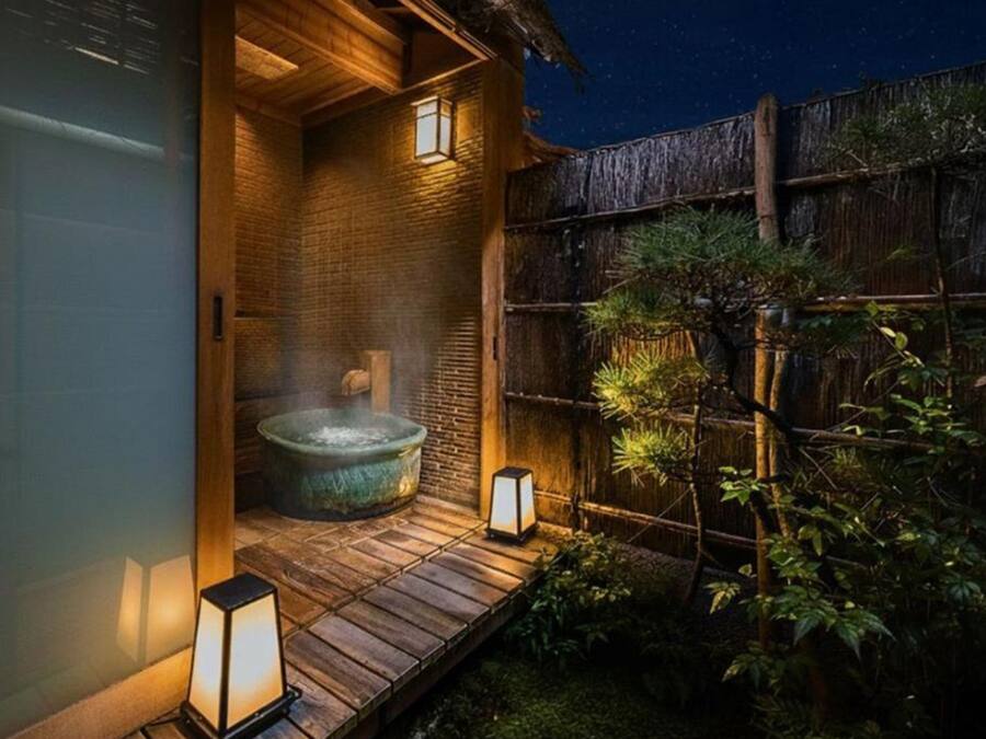 Huvila (Entire House Rental w Open Air Bath) | Ylelliset vuodevaatteet, untuvapeitot, tallelokero huoneessa