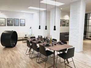 Luxury-Apartment | Essbereich im Zimmer