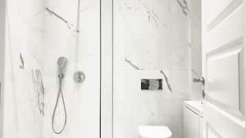 Luxury Apartment | Bathroom | Shower, free toiletries, hair dryer, towels