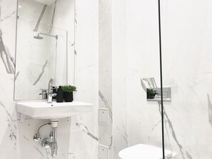 ラグジュアリー アパートメント | バスルーム | シャワー、バスアメニティ (無料)、ヘアドライヤー、タオル