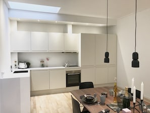 Appartement luxueux | Cuisine privée | Réfrigérateur grande capacité avec congélateur, un four