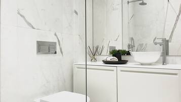 Luxury Apartment | Bathroom | Shower, free toiletries, hair dryer, towels