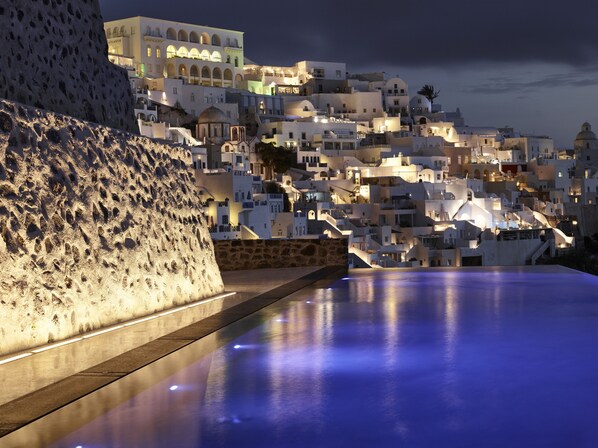 Alberca al aire libre, alberca infinita y camastros