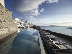 Piscine extérieure, piscine à débordement, chaises longues