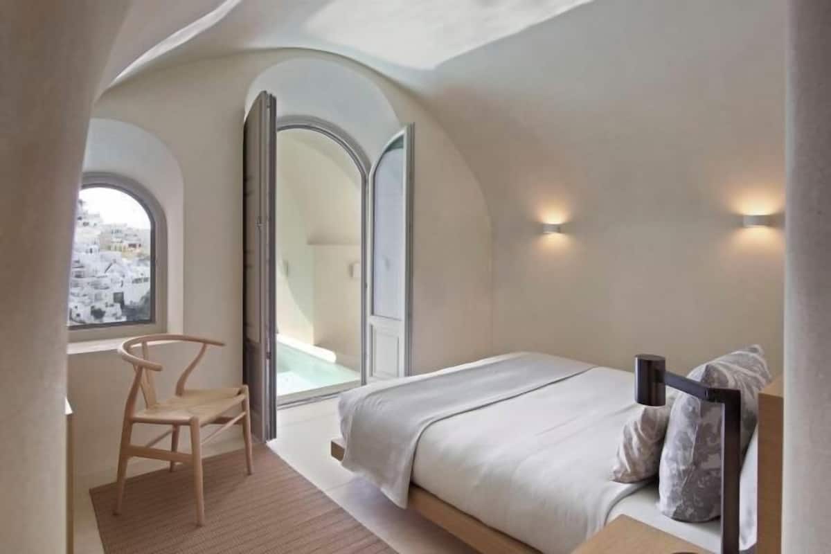 1 kamar tidur, seprai premium, minibar, dan brankas