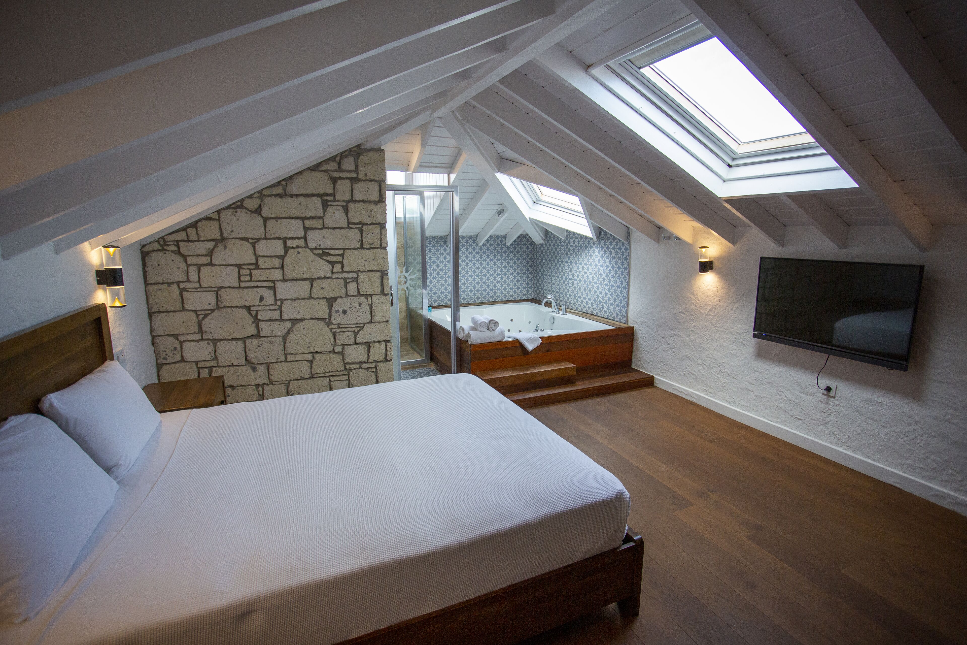 exclusive loft, 1 queen bed | in-room safe, free wifi, bed sheets