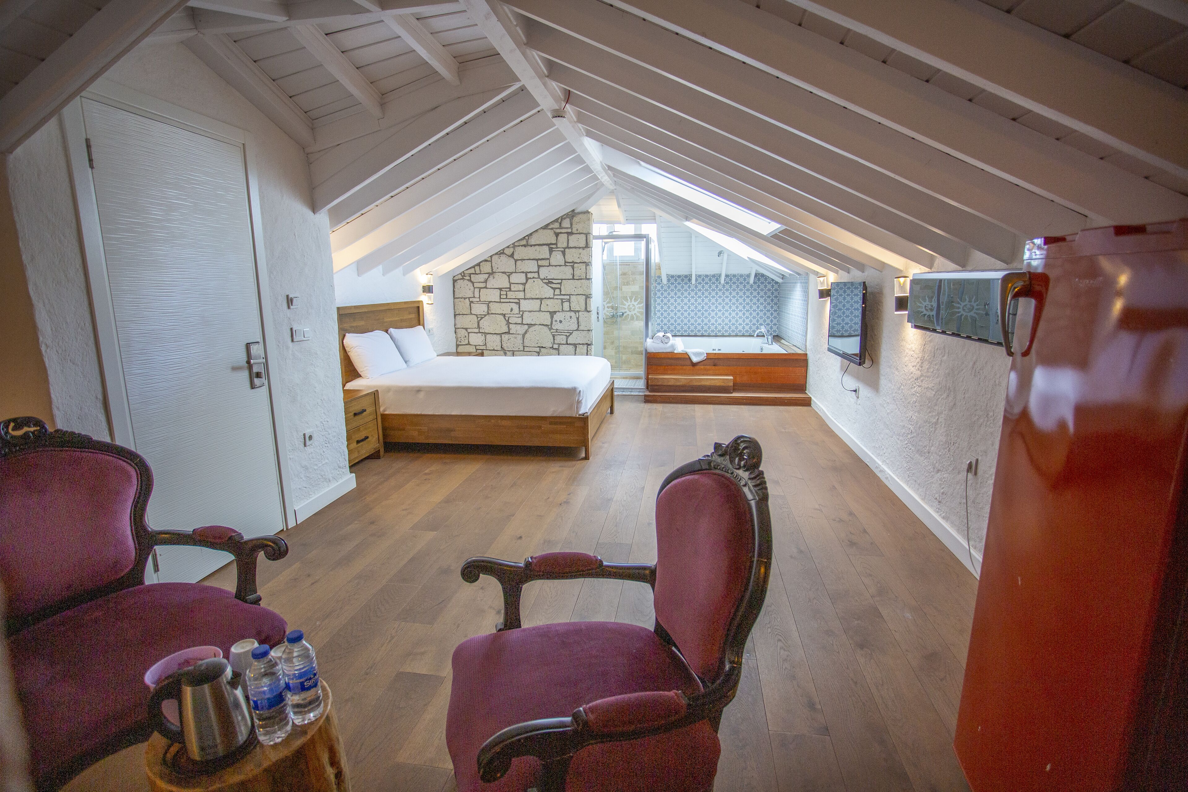 exclusive loft, 1 queen bed | in-room safe, free wifi, bed sheets