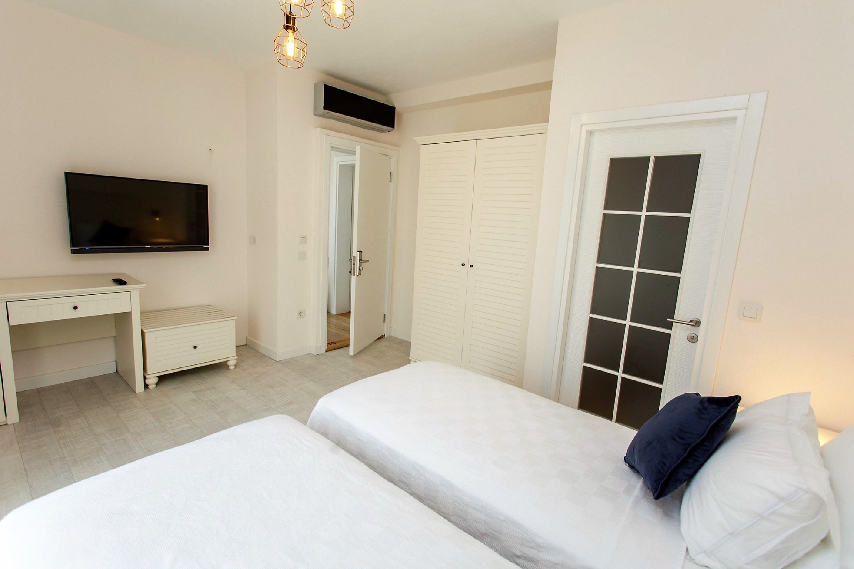 in-room safe, free wifi, bed sheets