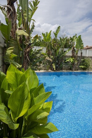 Piscine extérieure, chaises longues