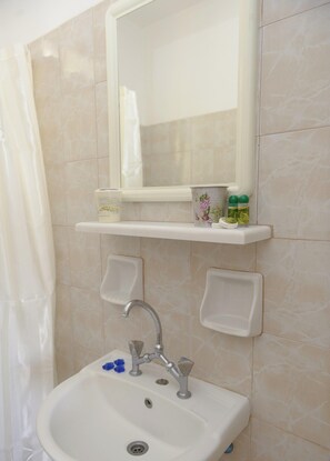 Shower, rainfall showerhead, free toiletries, hair dryer - Hotel Elena (Leros)