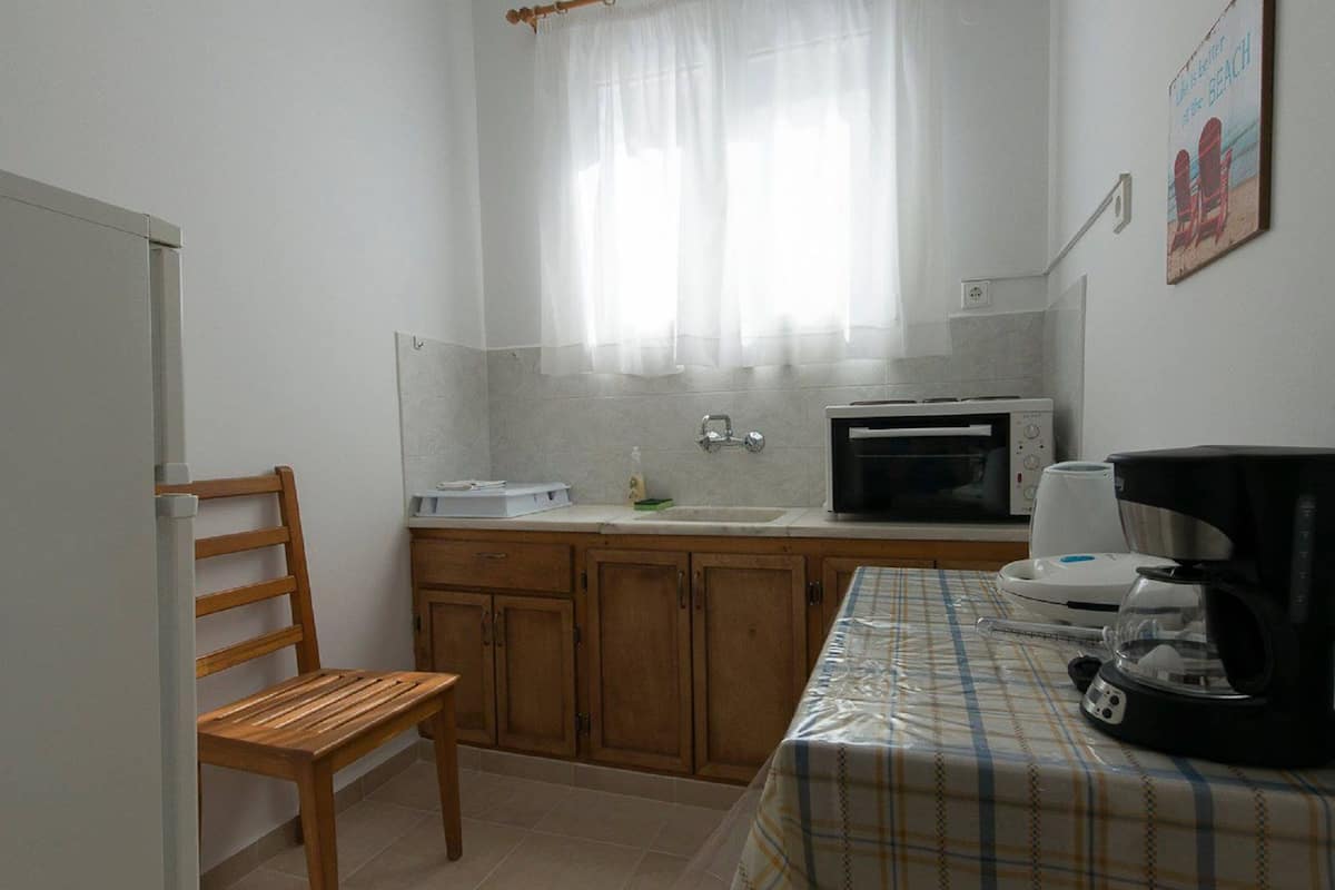 Refrigerador, horno, parrilla de estufa y cafetera y tetera