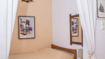 Apartment, Balcony (No8) | In-room safe, desk, laptop workspace, soundproofing