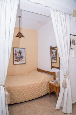 Căn hộ, ban công (No8) | Két bảo mật tại phòng, bàn, khu vực làm việc phù hợp cho laptop 