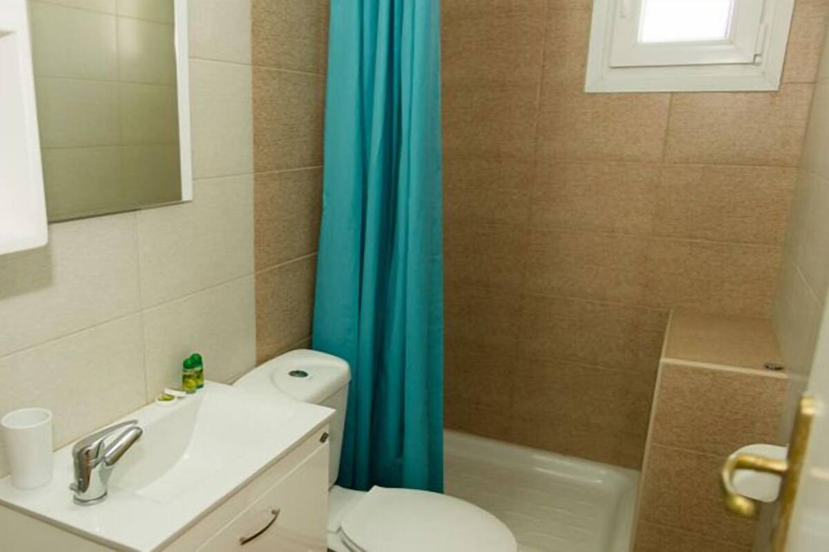 Regadera, amenidades de baño gratuitas, secadora de cabello, toallas