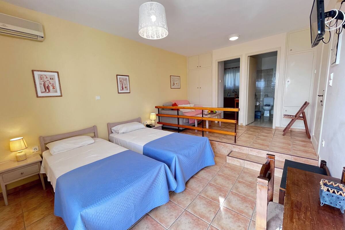 Apartment, Ground Floor (No4) | In-room safe, desk, laptop workspace, soundproofing
