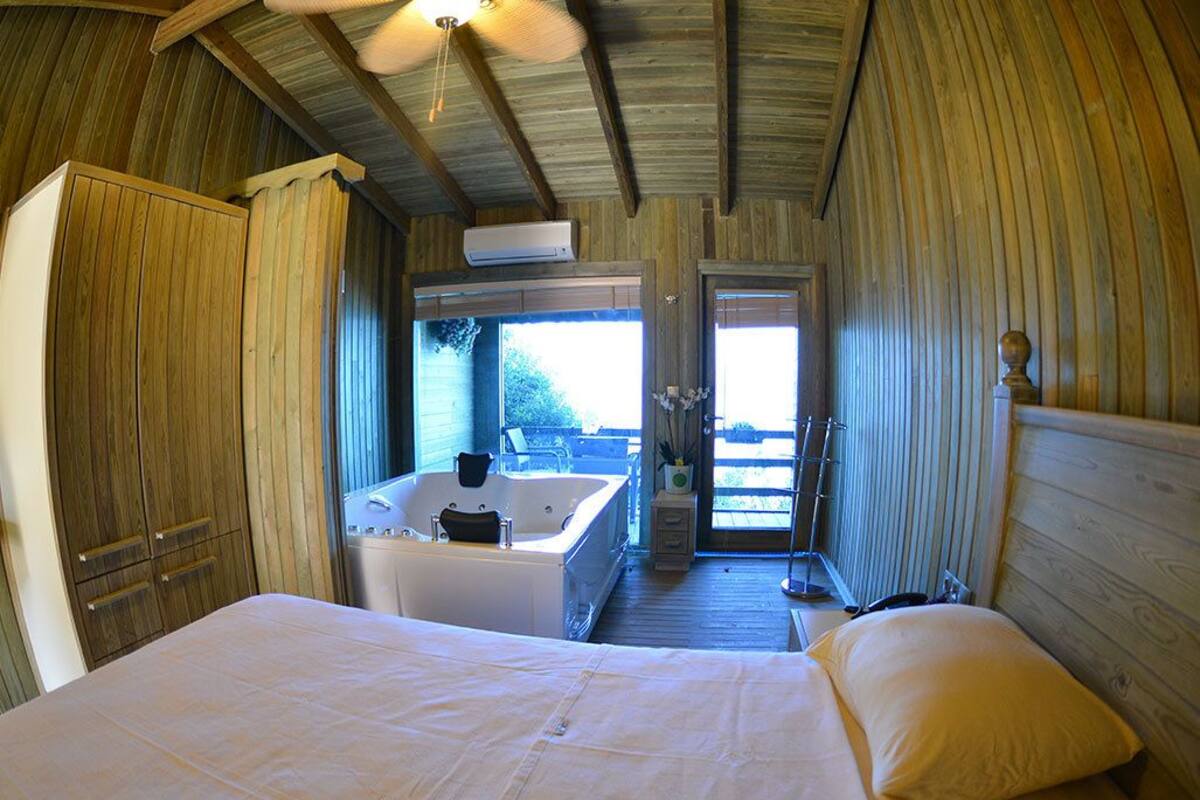 Quarto luxo, banheira de hidromassagem | Wi-Fi de cortesia