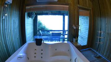 Deluxe Room, Jetted Tub | Jetted tub