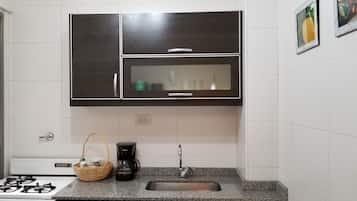 Departamento Confort, 1 habitación | Cocina privada | Refrigerador con congelador, microondas, horno y parrilla de estufa