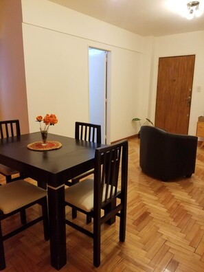 Comfort Apartment, 1 Bedroom | Dining room