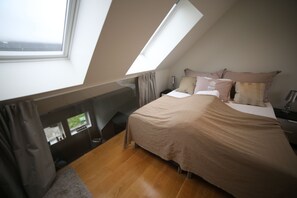 Deluxe Apartment | 5 bedrooms, soundproofing, iron/ironing board, free WiFi