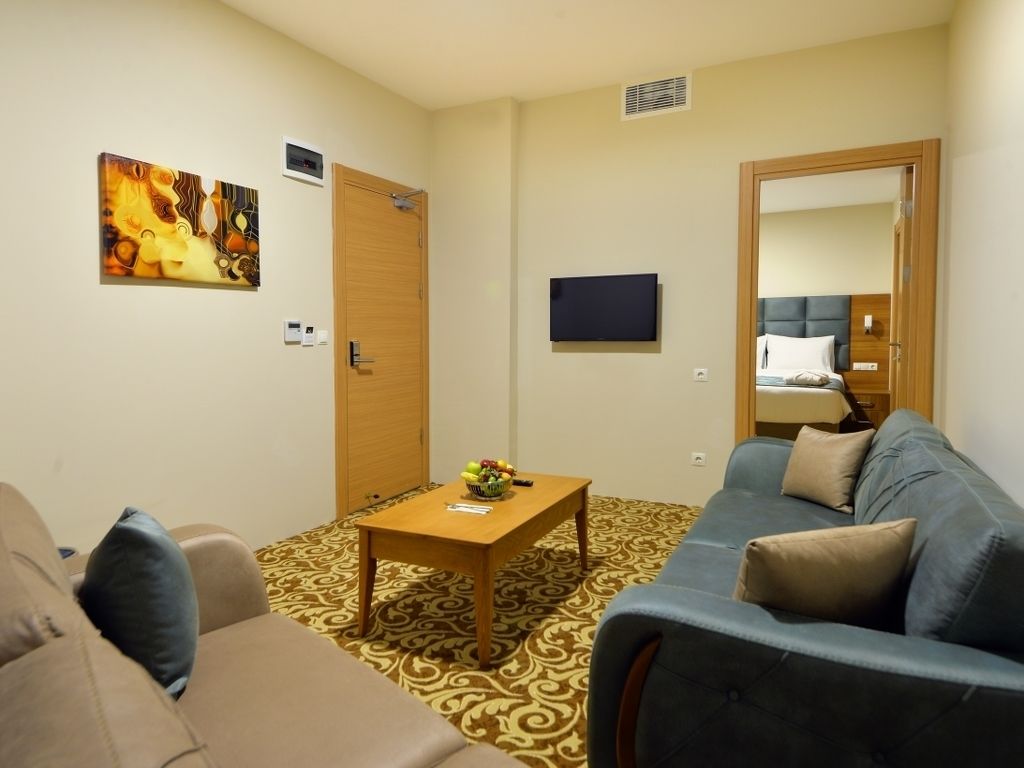 deluxe double room, 1 bedroom | living area | flat-screen tv