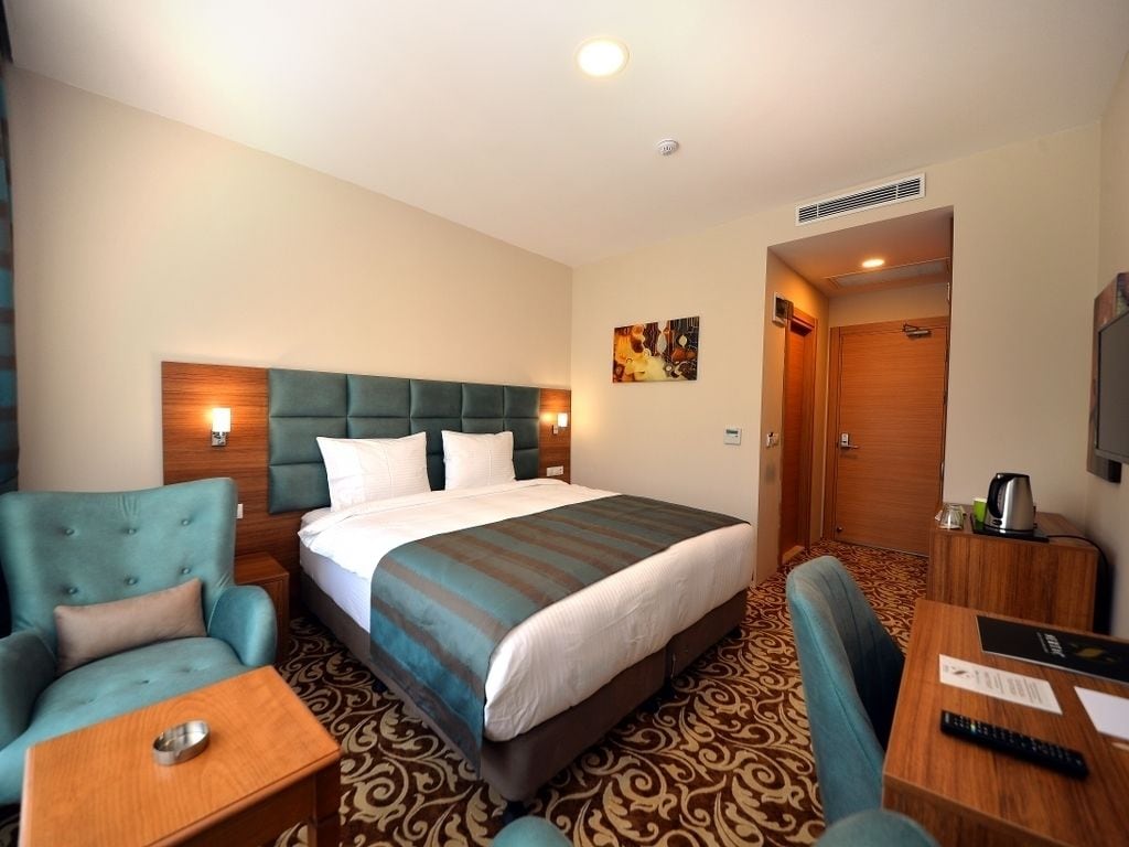 standard double room, city view | premium bedding, minibar, in-room safe, desk