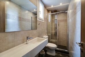 Bruser, gratis toiletartikler, hårtørrer, badekåber