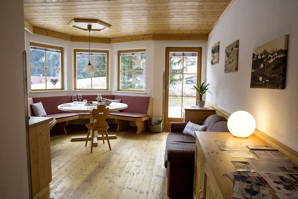 Apartamento, 2 quartos, no jardim | Área de estar | TV de tela plana