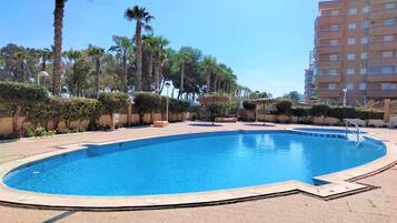 Piscine extérieure (ouverte en saison), chaises longues