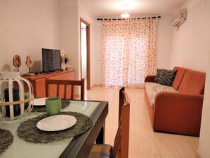 Apartamento, 2 quartos | Sala de estar | TV, lareira