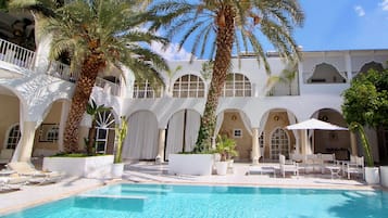 Habitación Deluxe doble (King) | Ropa de cama de alta calidad, minibar, caja fuerte y escritorio