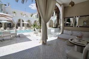 Outdoor pool, open 11 AM to 7 PM, pool umbrellas, sun loungers - Riad Palais Blanc (Marrakech)