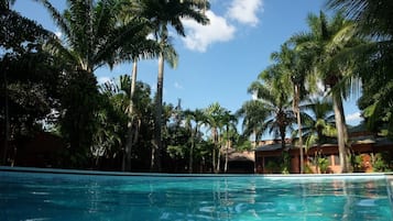 Hồ bơi ngoài trời