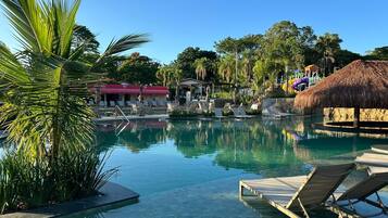 3 albercas al aire libre y camastros